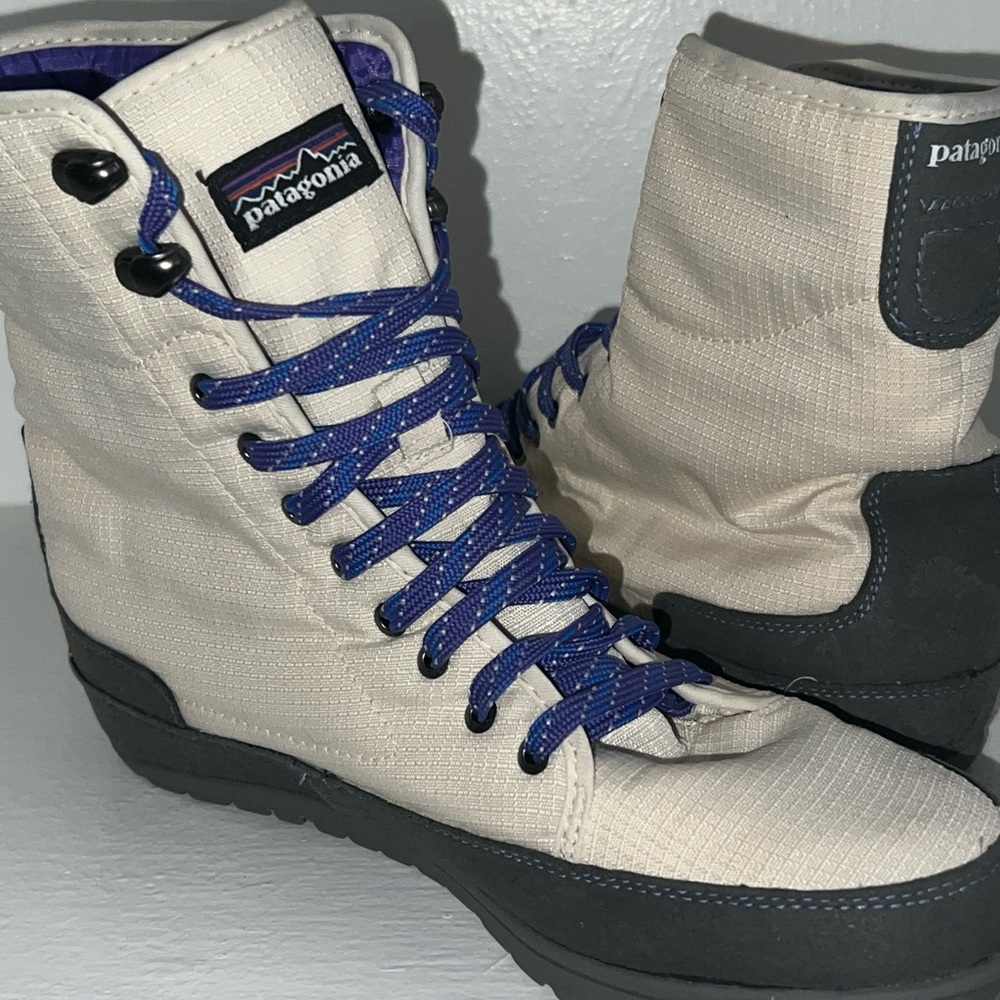 Patagonia Women's Cream and grey Boots
